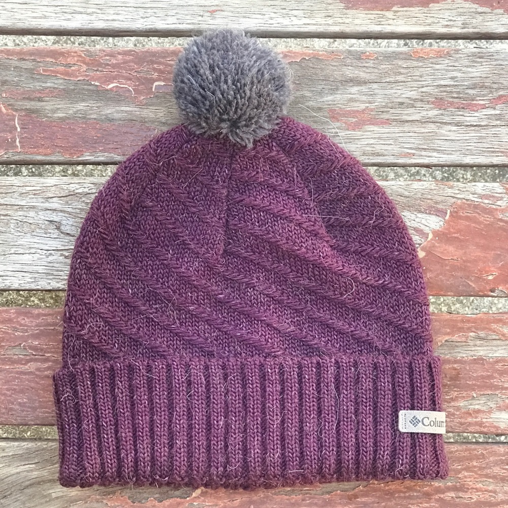 $1 ❄️ Columbia beanie with pom